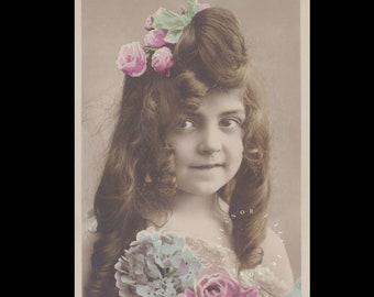 Antique postcard ∙ Portrait of a beautiful Edwardian girl