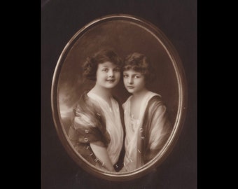 Carte postale ancienne ∙ Portrait de deux jolies fillettes dans un médaillon