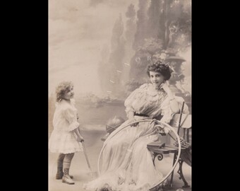 Vintage postcard ∙ Edwardian woman with her adorable little girl