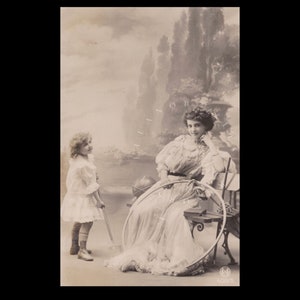 Carte postale vintage Portrait d'une adorable fillette jouant au côté de sa jolie maman image 1