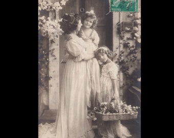 Carte postale vintage ∙ Grete Reinwald et sa petite soeur Hanni posant avec une jolie jeune femme