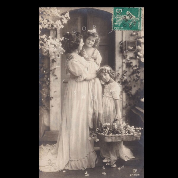Vintage-Postkarte ∙ Grete Reinwald und ihre kleine Schwester Hanni posieren mit einer hübschen jungen Frau