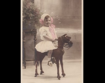 Carte postale vintage ∙ Haute Ecole ∙ Adorable fillette sur un cheval de bois