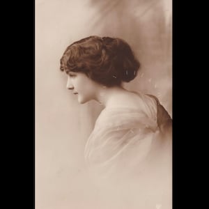 Vintage postcard ∙ Portrait of a beautiful Edwardian woman