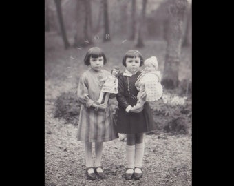 Alte Postkarte ∙ Zwei kleine Mädchen posieren mit hübschen Puppen
