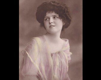 Vintage postcard ∙ Beautiful Edwardian woman