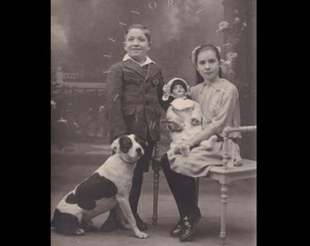 Fotopostkarte ∙ Kinder posieren mit Hund und Puppe ∙ Foto GEORGE in PARIS