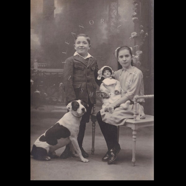 Carte postale photo ∙ Enfants posant avec chien et poupée ∙ Photo GEORGE à PARIS