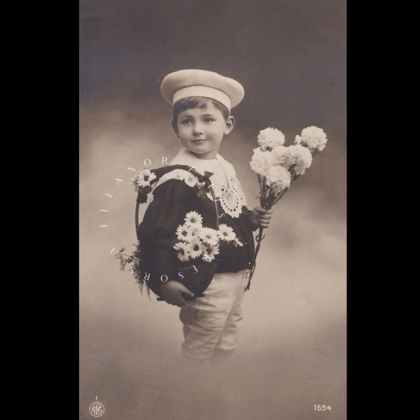 Carte postale vintage ∙ Petit garçon au panier de fleurs