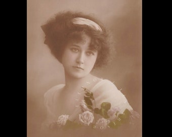 Vintage postcard ∙ Romantic Edwardian woman