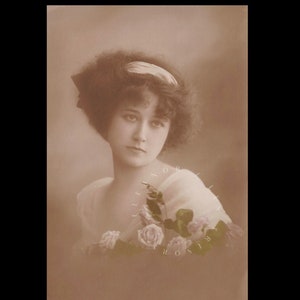 Vintage postcard ∙ Romantic Edwardian woman