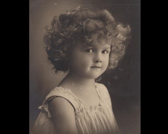 Vintage ansichtkaart ∙ Portret van een schattig blond meisje