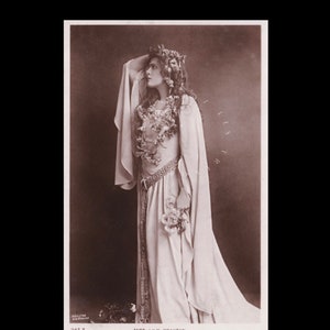 Vintage postcard ∙ Miss Lily Brayton