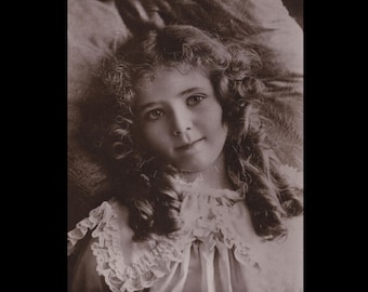 Postal antigua ∙ Retrato de una linda niña eduardiana