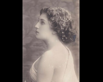 Vintage-Postkarte ∙ Profilporträt einer atemberaubenden jungen Frau