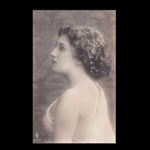 Vintage postcard ∙ Portrait of a beautiful woman