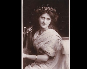 Vintage-Postkarte ∙ Miss Phyllis Dare Playing the Lyre ∙ Rotary-Fotoserie