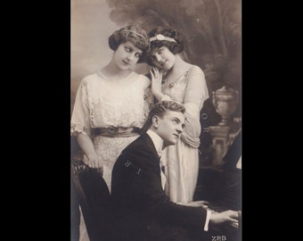 Vintage postcard ∙ Elegant Edwardian women and a young man playing the piano