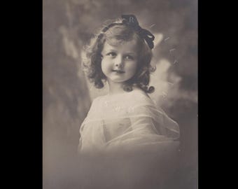 Postal antigua ∙ Retrato de una adorable niña rubia