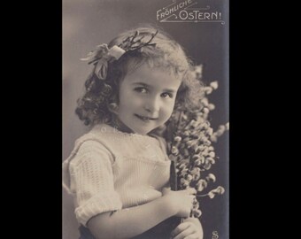 Carte postale vintage ∙ Adorable fillette ∙ Joyeuses Pâques