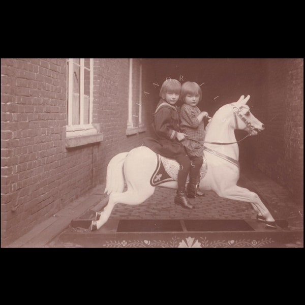 Carte photo vintage ∙ Enfants chevauchant un cheval de bois
