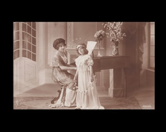 Antique postcard ∙ Pretty pianist and her elegant daughter