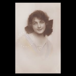 Antique postcard ∙ Beautiful Edwardian woman