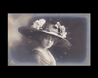 Antique postcard ∙ Grete Reinwald wearing an elegant hat
