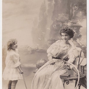 Carte postale vintage Portrait d'une adorable fillette jouant au côté de sa jolie maman image 2