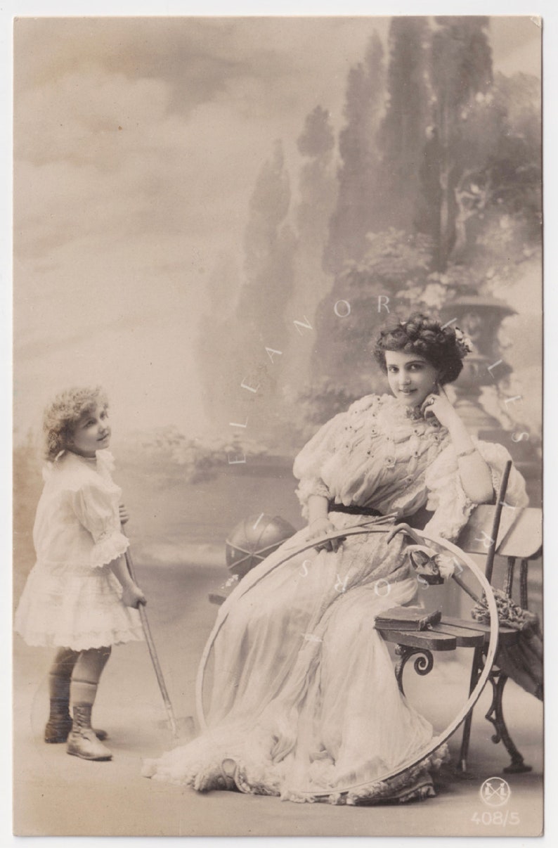 Carte postale vintage Portrait d'une adorable fillette jouant au côté de sa jolie maman image 2