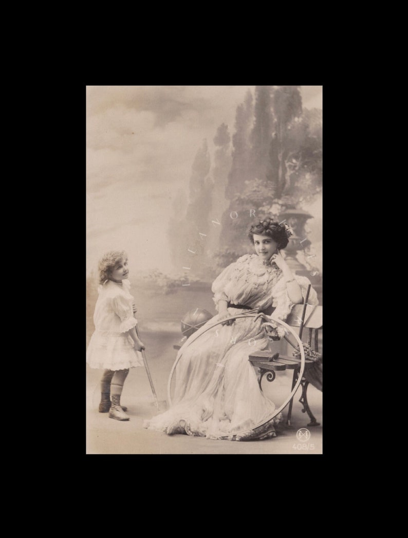 Carte postale vintage Portrait d'une adorable fillette jouant au côté de sa jolie maman image 1