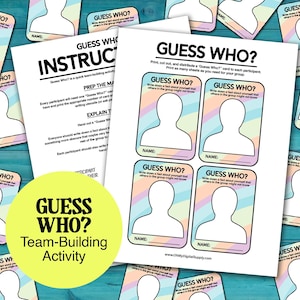Può includere: Un set di attività di team building "Indovina chi?" con carte e istruzioni. Le carte hanno un bordo arcobaleno pastello e spazio per nomi e fatti. Un cerchio giallo mostra il testo "Guess Who? Team-Building Activity".