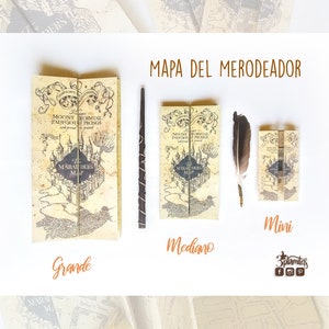 Puede incluir: Tres tamaños diferentes del Mapa del Merodeador de la serie Harry Potter. El mapa es un papel parecido al pergamino con una ilustración detallada de Hogwarts y sus alrededores. El texto en el mapa dice "Moony Wormtail Padfoot Prongs" y "The Marauder's Map".