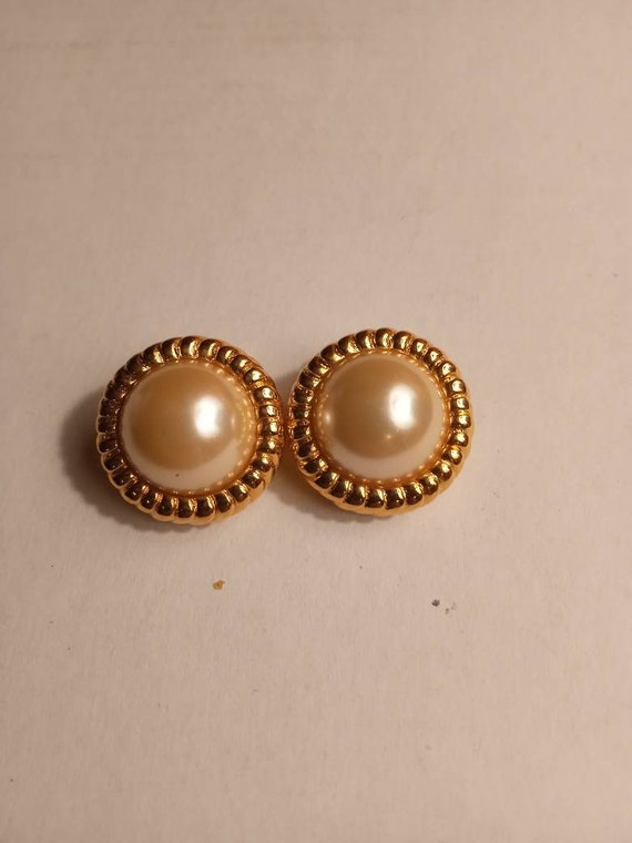 Beautiful faux pearl gold tone clip on earrings. V