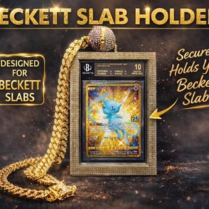 Puede incluir: Un soporte de losa Beckett dorado con una cadena dorada. El soporte muestra de forma segura una tarjeta comercial calificada con un personaje de dibujos animados azul. El texto en el soporte dice "BECKETT SLAB HOLDER" y "DESIGNED FOR BECKETT SLABS."