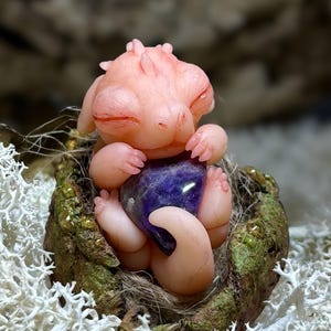 Realistische babydraak - Amethist - Adopteer je pasgeboren draak - Handgemaakte creatie - Drakentalisman - Schattig drakenembryo
