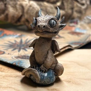 Adopt Your Baby Dragon - Apatite Stone - Adoption Contract Scroll & Certificate of Authenticity - Gemmes et Dragons