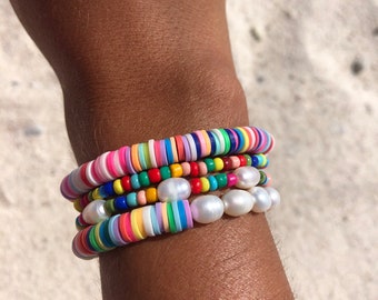 FARBEN – Bunte Armbänder, farbige Heishi-Perlen, weiße Süßwasser-Zuchtperlen, Sommerarmband, Mantra, Sommer, Strandarmband