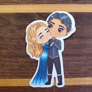Pegatina navideña navideña de Chibi Feyre y Rhysand Starfall de ACOTAR de Sarah J Maas / Con licencia oficial
