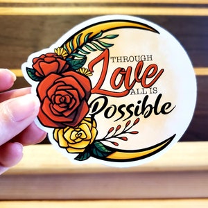 Pegatina con frase de Crescent City: "A través del amor todo es posible". / Con licencia oficial.