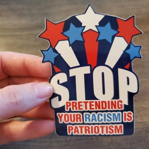 Stop met doen alsof je racisme patriottisme is, anti-MAGA, antiracisme vinylsticker