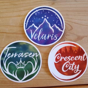 Velaris, Terrasen of Crescent City vaatwasmachinebestendige vinylsticker | Officieel gelicentieerd | Weerbestendige leesgrage sticker | 2,5"