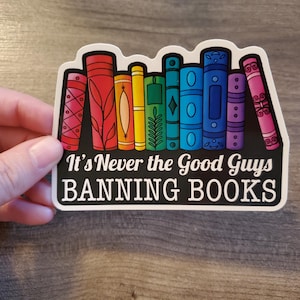 Nunca son los buenos los que prohíben los libros, con libros de arcoíris, pegatina de vinilo