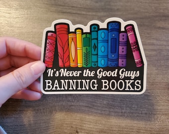 It's Never the Good Guys Banning Books, met regenboogboeken, vinylsticker