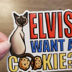Elvis el Gato de Mi Asesinato Favorito, con la frase: "¿Elvis quiere una galleta?" / Vinilo adhesivo resistente a la intemperie y apto para lavavajillas / SSDGM