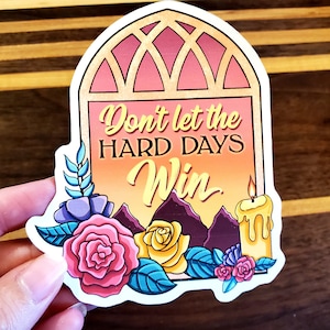 Pegatina con cita de Una Corte de Rosas y Espinas (ACOTAR): "Que no te ganen los días difíciles". Licencia oficial.