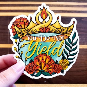 Throne of Glass Aufkleber mit Spruch: "You Do Not Yield" | Offiziel lizensiert von Sarah J Maas | Wetterfestes Vinyl