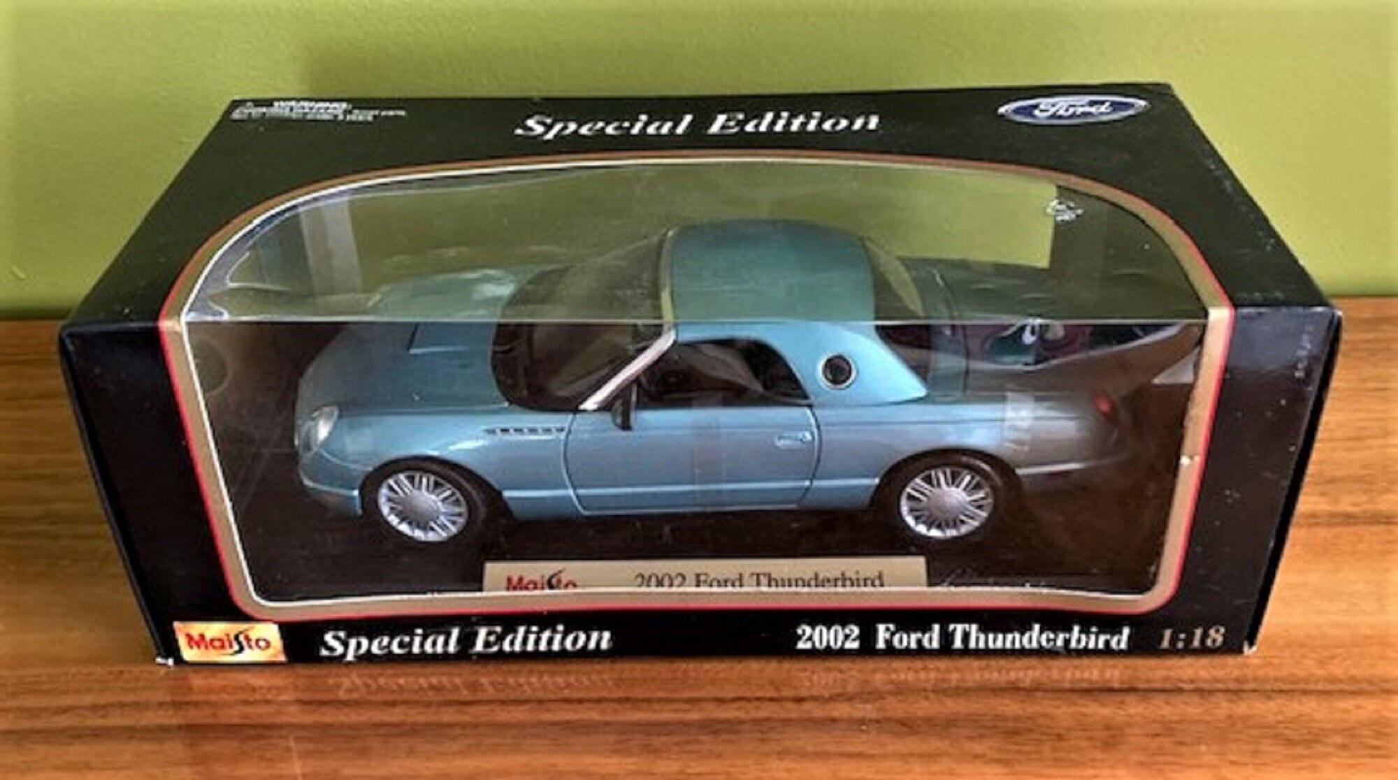 Special Edition Maisto 2002 Aqua Blue Ford Thunderbird 1:18 Scale