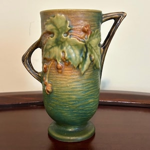 1940&#39;s Roseville Pottery Bushberry Green Double Handled Vase #29-6