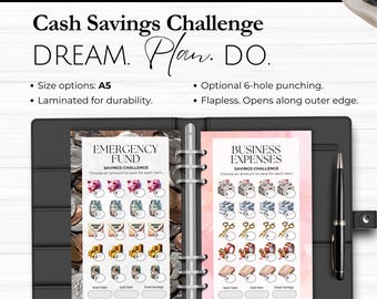 Pode incluir: Um planejador preto com duas páginas com um design "Cash Savings Challenge". Uma página é para um "Fundo de Emergência" e a outra para "Despesas de Negócios". O planejador inclui o texto "DREAM. Plan. DO."